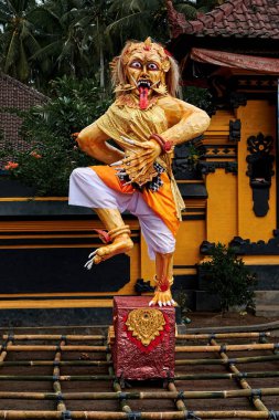 Candidasa, Bali, Endonezya, Mart 6, 2019. Ogoh ogoh, 6 Mart 2019 'da Endonezya, Bali' deki Nyepi karnavalında şeytani ruh heykelinin geleneksel bir maskesi.