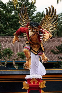 Candidasa, Bali, Endonezya, Mart 6, 2019. Ogoh ogoh, 6 Mart 2019 'da Endonezya, Bali' deki Nyepi karnavalında şeytani ruh heykelinin geleneksel bir maskesi.