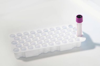 Laboratuvarda araştırma için boş test tüpü. Laboratuvar işi kavramı. Beyaz bir arkaplanda fotoğraf. Yukarıdan görünüm..