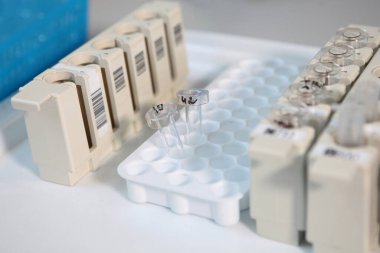 Laboratuvardaki boş test tüpünü kapatın. Tıbbi araştırma konsepti..