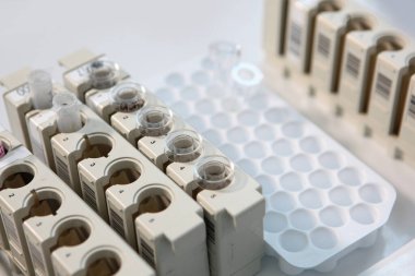 Laboratuvarda test tüpü kapanışı. Tıbbi araştırma konsepti..