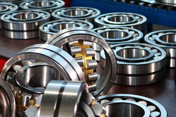 Üretimde çok sayıda bilye var. Yukarıdan bak. Parlak bir yüzey. Sanayi endüstrisi konsepti.