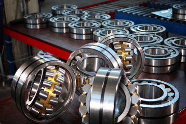 Üretimde çelik bilye. Bitmiş ürünler. Ben yukarıdan. Büyük bir parti. Sanayi endüstrisi kavramı.