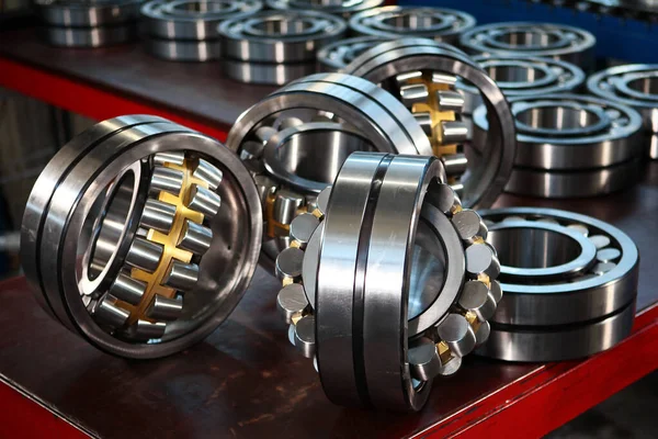 Üretimde çelik bilye. Bitmiş ürünler. Ben yukarıdan. Büyük bir parti. Yukarıdan bak. Sanayi endüstrisi kavramı.