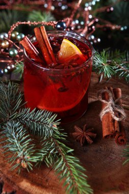 Ahşap zemin üzerinde tarçın olan sıcak kış çayı. Yakındaki firavun dalları ve mandalları. Yeni yıl ya da Noel tatili kavramı.