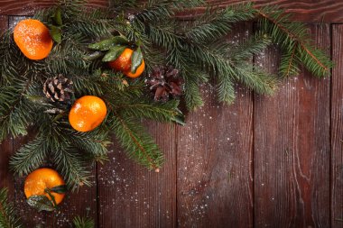 Ahşap arka planda yaprakları ve köknar dalları olan mandallar. Tatil kavramı Yeni yıl mı yoksa Noel mi?.