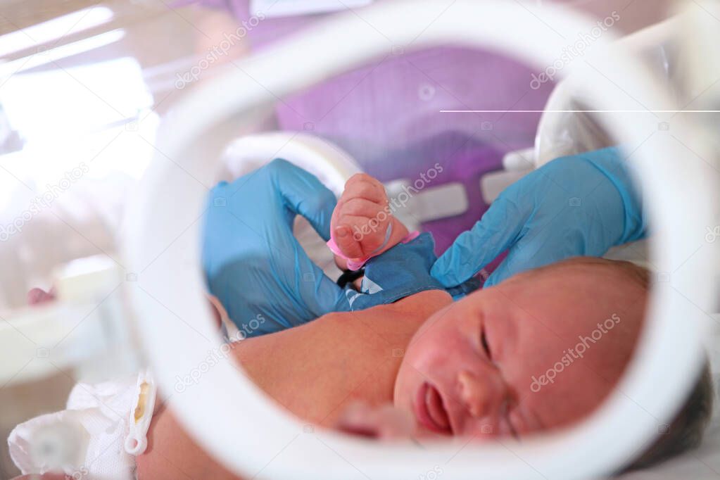 Resuscitation in the maternity hospital. A child in a medical kuvez.