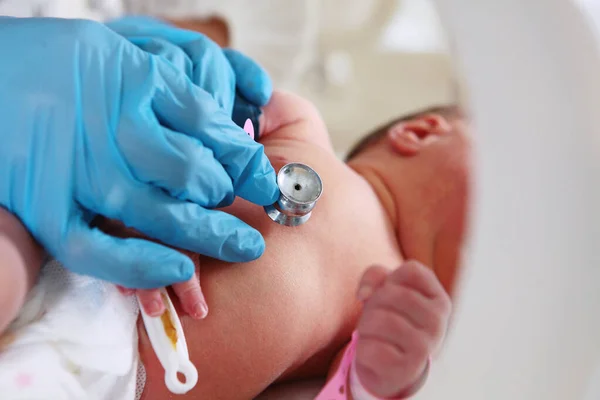 拯救新生儿的生命。 医院里的复苏。 新出生的婴儿在一个医疗投注。 听诊器在医生手里的听诊器. — 图库照片