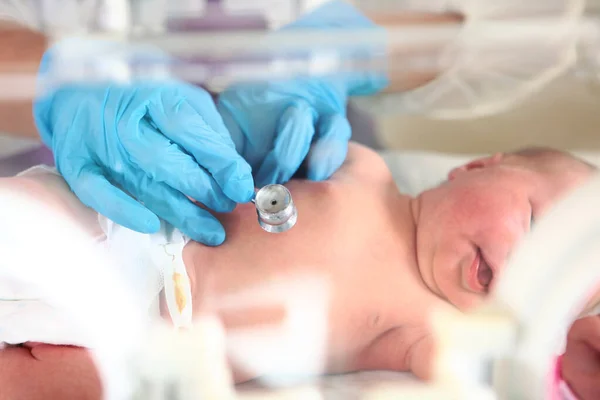 Bebé recién nacido en cuidados intensivos. Concepto salvavidas. El niño yace en un couvez médico . — Foto de Stock