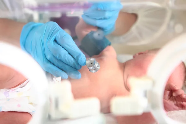 Nyfött barn på intensiven. Livräddande koncept. Barnet ligger i en medicinsk inkubator för nyfödda. — Stockfoto