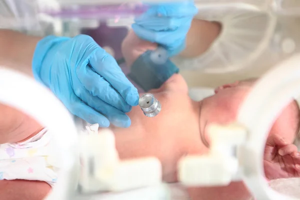 Bebê recém-nascido em terapia intensiva. Conceito de salvar vidas. A criança encontra-se em uma incubadora médica para recém-nascidos . — Fotografia de Stock