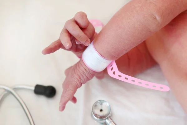 Foto macro de los bolígrafos y suministros médicos de un bebé recién nacido sobre un fondo blanco. El concepto de salvar vidas de niños. Foto sin rostro. en la habitación. Vista desde arriba . — Foto de Stock