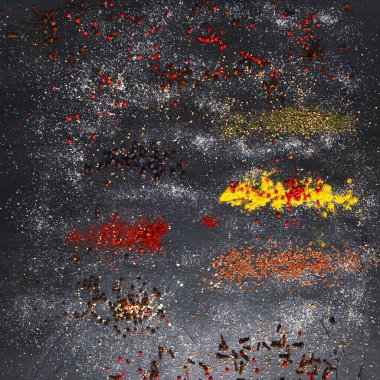 Tabaklar için farklı baharatlar gri bir arka plana dağılmış. Yukarıdan görüntüle.