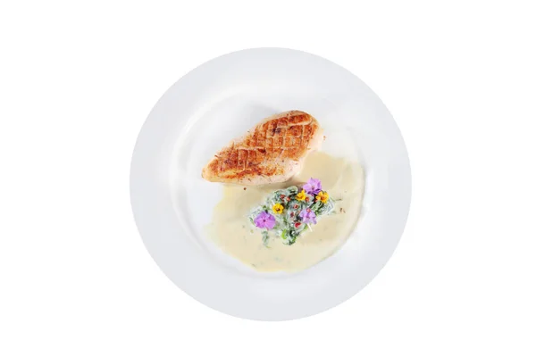Petto di pollo alla griglia con salsa Dor Blue e spinaci su un piatto bianco. Oggetto isolato, vista dall'alto . — Foto Stock