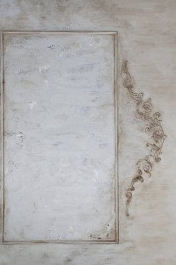 Yıpranmış kalıpları ve yazı çerçevesi olan desenli eski bir duvar.. 