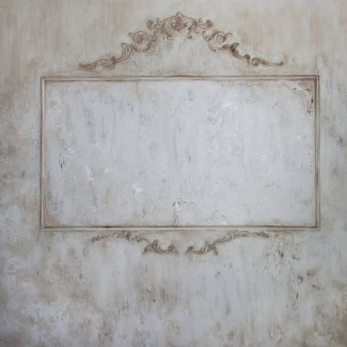 Yıpranmış kalıpları ve yazı çerçevesi olan desenli eski bir duvar. Gri-kahverengi arka plan ve desenli boya. Klasik monokrom dokusu. Boşluğu kopyala.