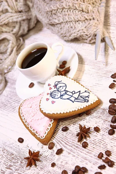 Ciasteczka są ręcznie robione w kształcie serca na święta. Walentynki. Miłość, komfort, nastrój, życzenia. Kawałek na prośby o napisy. Filiżankę kawy. — Zdjęcie stockowe