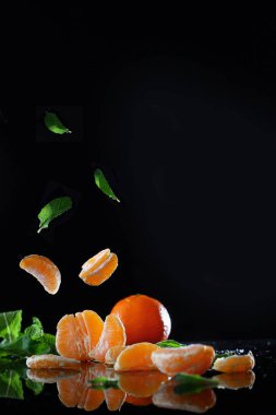 Mandalina ve düşmekte olan nane yapraklarıyla dolu bir hayat..