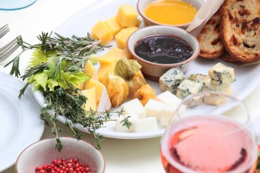 Tabaktaki meyveler ve sette tatil için pembe şampanya..