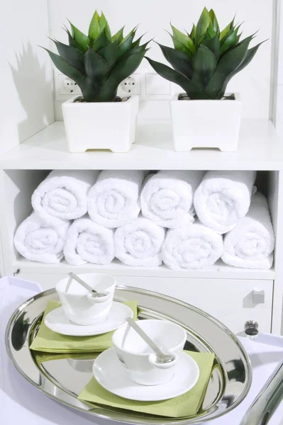 Two cups for coffee on the background of individual towels in a cosmetology cabinet. Kotsept convenience and service for customers cosmetology cabinet. — Stock Photo, Image