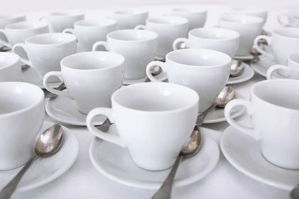 Bílá jídla: šálky a podšálky na čaj nebo kávu na bílém pozadí. Horní a boční pohled. Izolovaný objekt. Hodně jídel na bílém pozadí. Koncept zátiší. — Stock fotografie