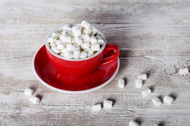 Kahveli ve şekerli büyük kırmızı bir fincan. Yukarıdan bak. Uzayı kopyala Hayat konsepti.