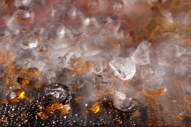 Buzun üzerine yayılan dumanlı renkli camlarda buz.