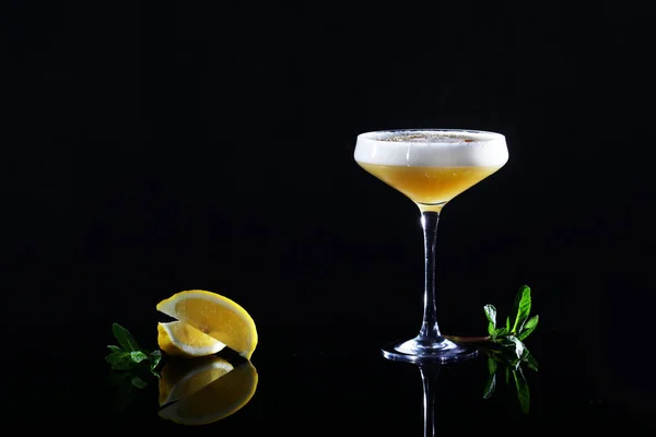 Alcoholic cocktail of yellow color in an elegant glass on a high leg. Copy space. — Stock Photo, Image