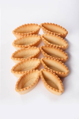 Beyaz arka planda kum tartları. Doldurulması gereken bir sürü form var. Yukarıdan manzara. İzole bir nesne. Beyaz arkaplanda makro fotoğrafçılık.