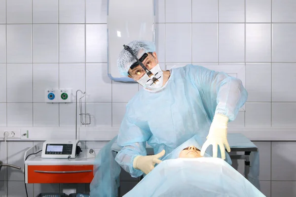 Medicul dentist descrie furia. Medicul glumește în sala de operație. Conceptul de sănătate și frumusețe . — Fotografie, imagine de stoc