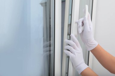 Hizmetçinin beyaz eldivenli elleri odayı havalandırmak için pencereyi açar. Uzayı kopyala Tanımlanamayan fotoğraf.