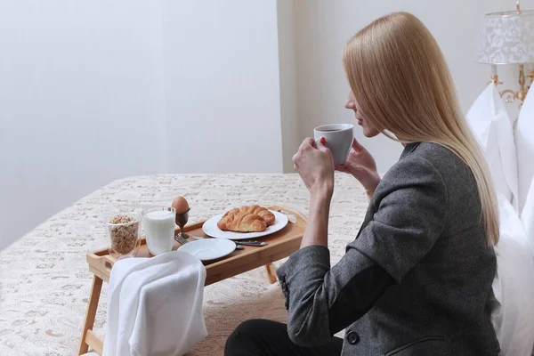 Blondýnka Pije Kávu Posteli Hotelovém Pokoji Obchodnice Snídaní Nerozpoznatelná Fotka — Stock fotografie