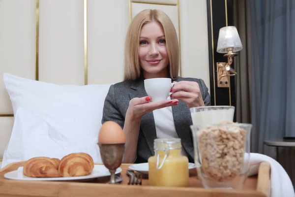 Hermosa Mujer Negocios Bebiendo Café Cara Está Fuera Foco Desayuno — Foto de Stock