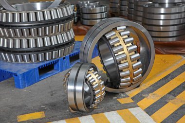 Fabrikada bilye üretimi. Ürünlerin krom yüzeyi. Endüstriyel konu. Rulman üretimi. Fabrikanın bölgesinde fotoğraflar.