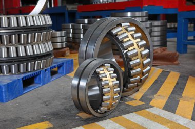 Fabrikada bilye üretimi. Ürünlerin krom yüzeyi. Endüstriyel konu. Rulman üretimi. Fabrikanın bölgesinde fotoğraflar.