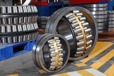 Fabrikada bilye üretimi. Ürünlerin krom yüzeyi. Endüstriyel konu. Rulman üretimi. Fabrikanın bölgesinde fotoğraflar.