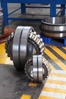 Fabrikada bilye üretimi. Ürünlerin krom yüzeyi. Endüstriyel konu. Rulman üretimi. Fabrikanın bölgesinde fotoğraflar.