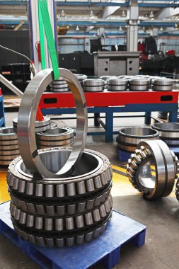 Fabrikada bilye üretimi. Ürünlerin krom yüzeyi. Endüstriyel konu. Rulman üretimi. Fabrikanın bölgesinde fotoğraflar.