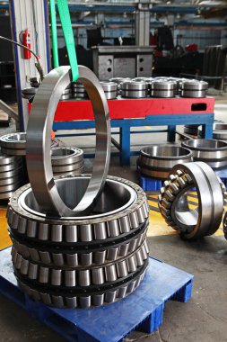Fabrikada bilye üretimi. Ürünlerin krom yüzeyi. Endüstriyel konu. Rulman üretimi. Fabrikanın bölgesinde fotoğraflar.