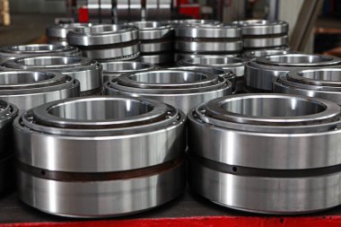 Fabrikada bilye üretimi. Ürünlerin krom yüzeyi. Endüstriyel konu. Rulman üretimi. Odaklanamıyorum