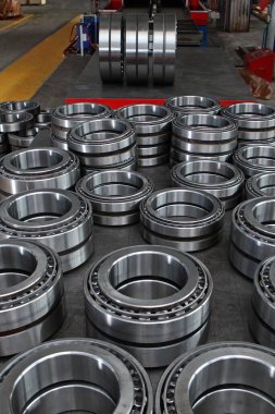 Fabrikada bilye üretimi. Ürünlerin krom yüzeyi. Endüstriyel konu. Rulman üretimi. Odaklanamıyorum