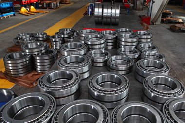 Fabrikada bilye üretimi. Ürünlerin krom yüzeyi. Endüstriyel konu. Rulman üretimi. Odaklanamıyorum