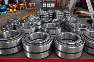 Fabrikada bilye üretimi. Ürünlerin krom yüzeyi. Endüstriyel konu. Rulman üretimi. Odaklanamıyorum