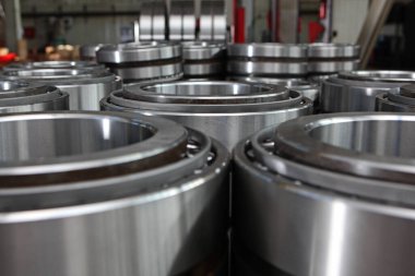 Fabrikada bilye üretimi. Ürünlerin krom yüzeyi. Endüstriyel konu. Rulman üretimi. Odaklanamıyorum