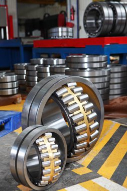 Fabrikada bilye üretimi. Ürünlerin krom yüzeyi. Endüstriyel konu. Rulman üretimi. Fabrikanın bölgesindeki fotoğraflar.
