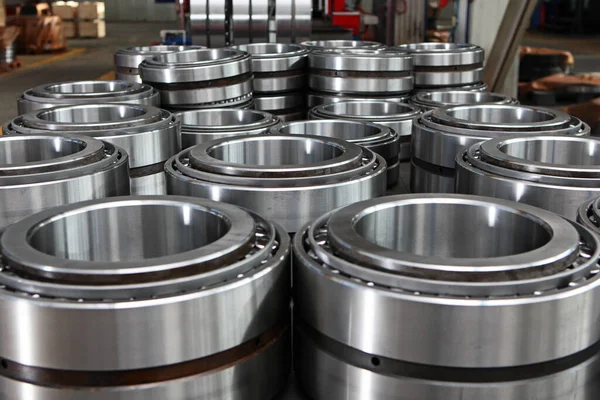 Fabrikada bilye üretimi. Ürünlerin krom yüzeyi. Endüstriyel konu. Rulman üretimi. Odaklanamıyorum