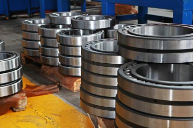 Fabrikada bilye üretimi. Ürünlerin krom yüzeyi. Endüstriyel konu. Rulman üretimi. Fabrikanın bölgesindeki fotoğraflar.