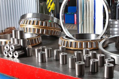 Fabrikada bilye üretimi. Ürünlerin krom yüzeyi. Endüstriyel konu. Rulman üretimi. Fabrikanın bölgesindeki fotoğraflar.