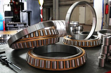 Fabrikada bilye üretimi. Ürünlerin krom yüzeyi. Endüstriyel konu. Rulman üretimi. Fabrikanın bölgesindeki fotoğraflar.