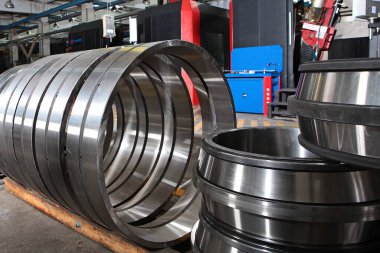 Fabrikada bilye üretimi. Ürünlerin krom yüzeyi. Endüstriyel konu. Rulman üretimi. Fabrikanın bölgesindeki fotoğraflar.